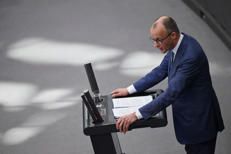 Thủ tướng Đức Friedrich Merz đọc bản tuyên bố của chính phủ trước Hạ viện về hội nghị thượng đỉnh EU sắp tới, tại Berlin, Đức ngày 18/3. Ảnh: Reuters.