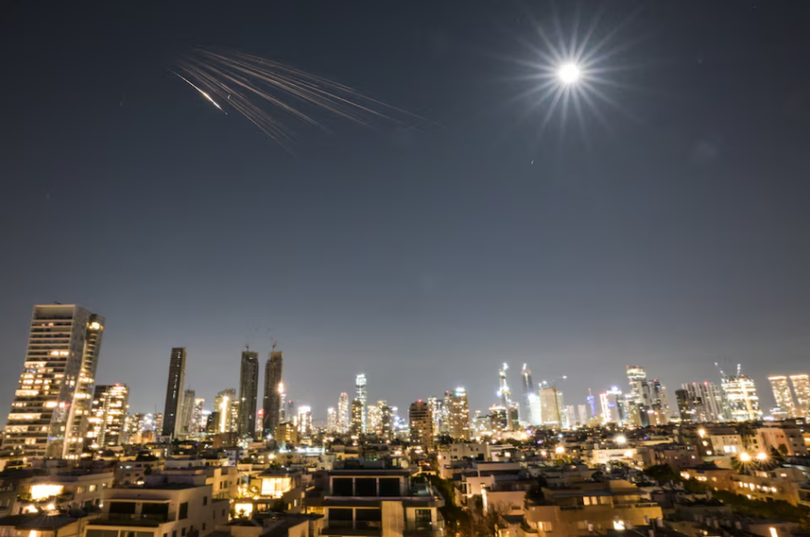 Một tên lửa của Iran mang đầu đạn chùm đang bay về phía Israel, trong bối cảnh xung đột giữa Mỹ và Israel với Iran, tại miền Trung Israel. Ảnh: Reuters.