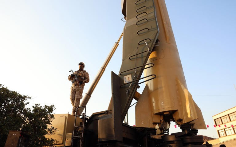 Một tên lửa tầm xa của Iran tại một cuộc biểu tình chống Israel ở Tehran. Ảnh: Shutterstock.