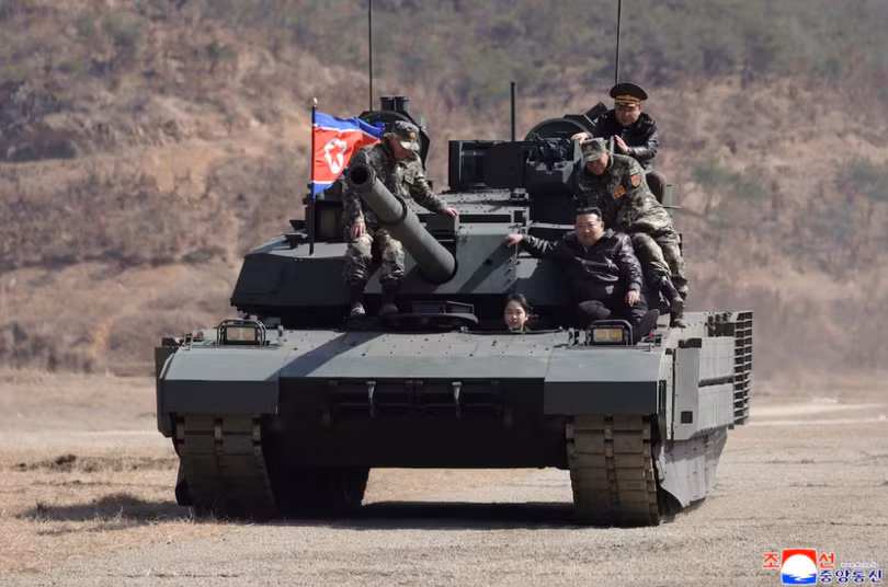 Lãnh đạo Triều Tiên Kim Jong-un và con gái Kim Ju-ae cùng ngồi trên xe tăng trong một cuộc tập trận chiến thuật tấn công sử dụng loại xe tăng mới ở Bình Nhưỡng, Triều Tiên ngày 19/3. Ảnh: KCNA.