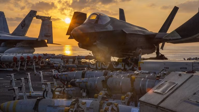 Một chiếc máy bay phản lực F-35C của Mỹ trên boong tàu sân bay USS Abraham Lincoln ngoài khơi, ngày 2/3. Ảnh: Getty.