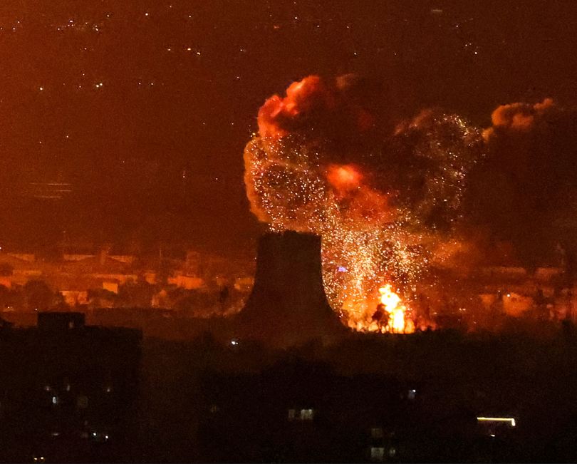 Các cuộc tấn công gần tháp Azadi, gần sân bay quốc tế Mehrabad của Tehran vào tối 7/3. Ảnh: AFP.