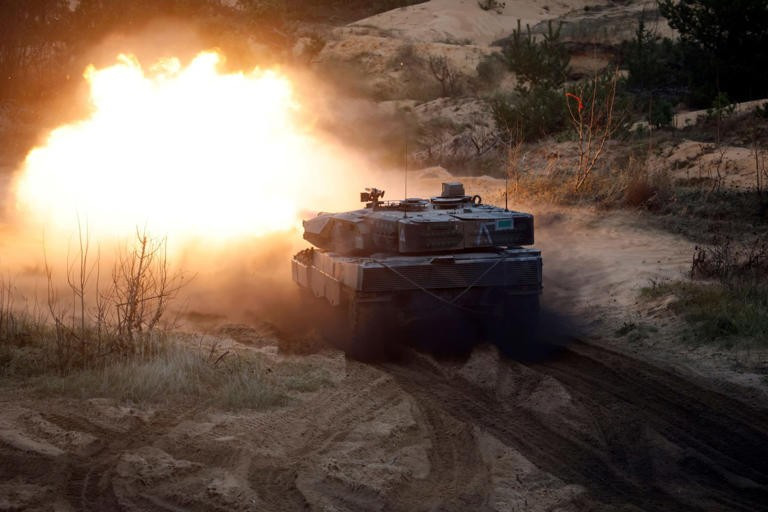 Một chiếc xe tăng Leopard của quân đội Ba Lan trong cuộc tập trận đa quốc gia của NATO tại một căn cứ quân sự ở Latvia năm ngoái. Ảnh: EPA.