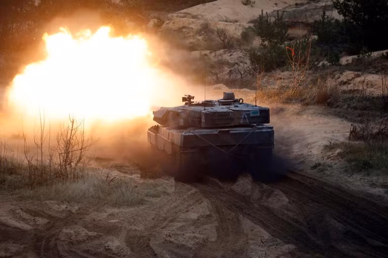 Một chiếc xe tăng Leopard của quân đội Ba Lan trong cuộc tập trận đa quốc gia của NATO tại một căn cứ quân sự ở Latvia năm ngoái. Ảnh: EPA.