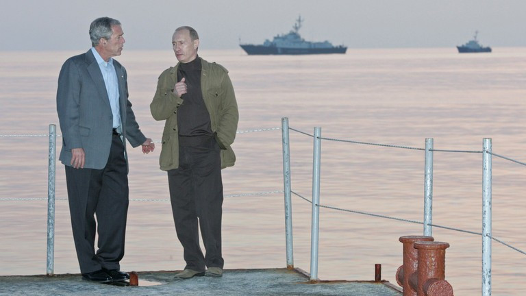 Tổng thống Nga Vladimir Putin và người đồng cấp Mỹ George W. Bush cùng nhau đi dạo quanh dinh thự Bocharov Ruchei ở Sochi vào tháng 4/2008. Ảnh: Sputnik.