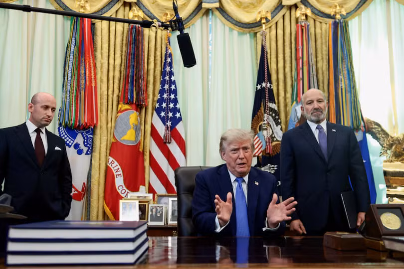 Tổng thống Mỹ Donald Trump, cùng với Phó Chánh Văn phòng Nhà Trắng Stephen Miller và Bộ trưởng Thương mại Howard Lutnick, phát biểu trong sự kiện ký các sắc lệnh hành pháp liên quan đến quyền công dân theo nguyên tắc sinh ra tại Mỹ và ngành công nghiệp polysilicon, tại Phòng Bầu dục của Nhà Trắng ở Washington, D.C., Mỹ ngày 6/8. Ảnh: Reuters.
