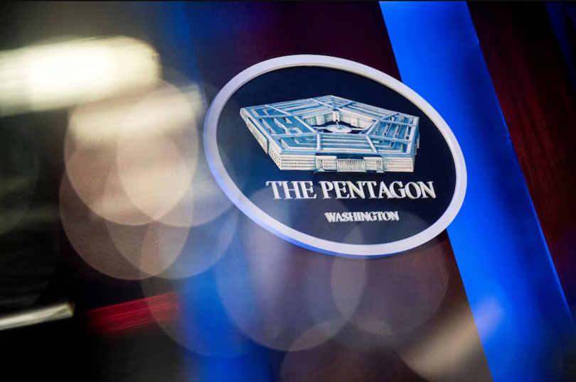 Biểu tượng của Lầu Năm Góc được nhìn thấy phía sau bục phát biểu trong phòng họp báo tại Lầu Năm Góc ở Arlington, Virginia, Mỹ. Ảnh: Reuters.