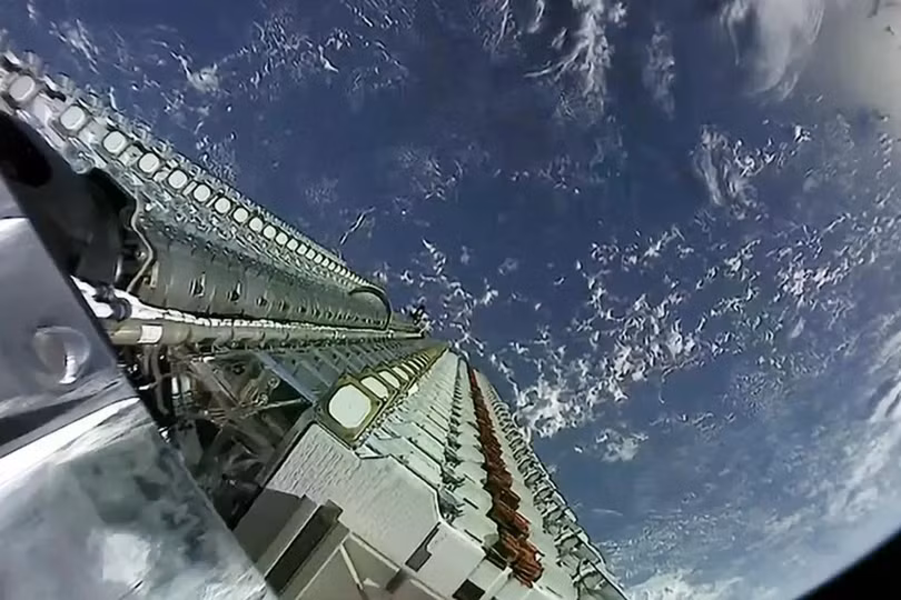 Starlink cho biết việc đưa các vệ tinh của họ xuống quỹ đạo thấp hơn trong năm nay sẽ giúp giảm hơn 80% thời gian phân rã theo quỹ đạo đạn đạo. Ảnh: TNS.