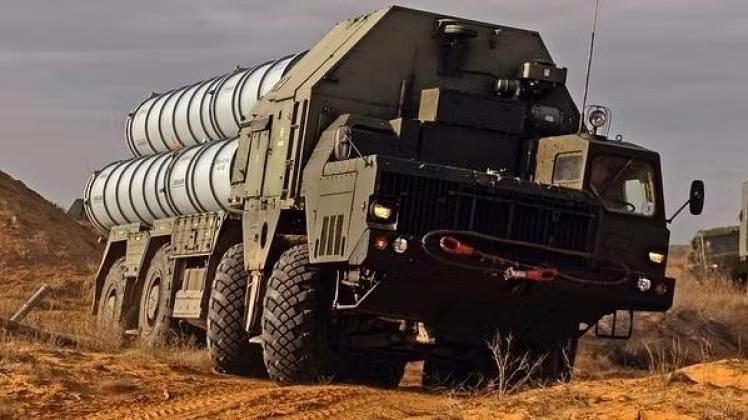 Ống phóng từ hệ thống phòng không S-300. Ảnh: MW.