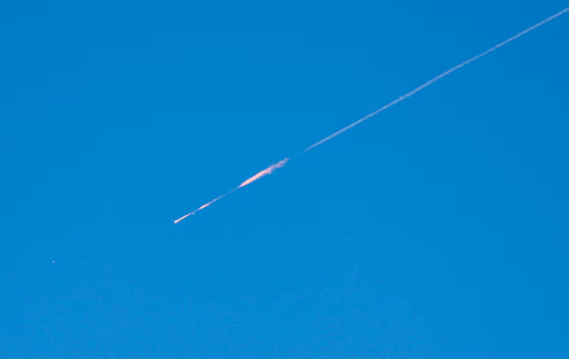 Một vật thể phóng từ Iran đang hướng về phía Israel, trong bối cảnh xung đột giữa Mỹ và Israel với Iran, được nhìn thấy từ Ramallah, thuộc khu Bờ Tây do Israel chiếm đóng. Ảnh: Reuters.