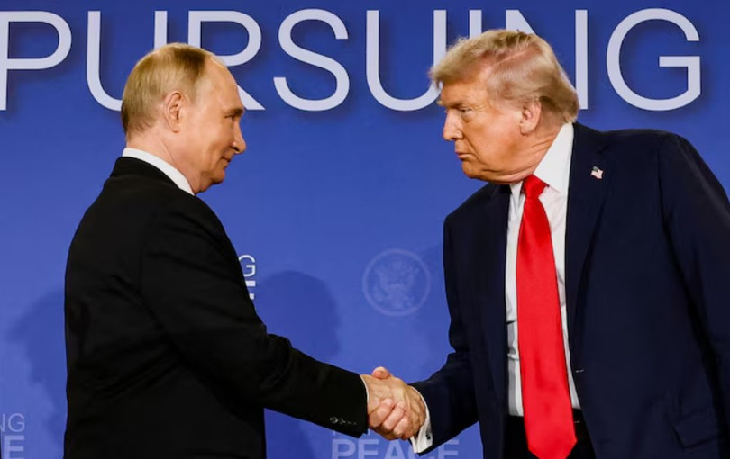 Tổng thống Mỹ Donald Trump và Tổng thống Nga Vladimir Putin bắt tay trong cuộc họp báo sau cuộc đàm phán chấm dứt chiến tranh ở Ukraine, tại Căn cứ Liên hợp Elmendorf-Richardson, ở Anchorage, Alaska, Mỹ, ngày 15/8/2025. Ảnh: Reuters.
