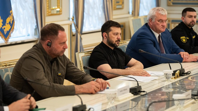 Theo SVR, nhiều quan chức Ukraine đang bí mật chuyển gia đình, tài sản ra nước ngoài. Ảnh: Getty.