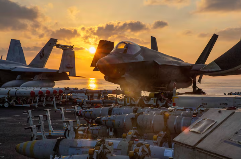 Một chiếc máy bay F-35C Lightning II của Mỹ đang chuẩn bị cho các hoạt động bay trên boong tàu sân bay lớp Nimitz USS Abraham Lincoln nhằm hỗ trợ cuộc tấn công vào Iran từ một địa điểm không được tiết lộ vào ngày 3/3. Ảnh: Reuters.