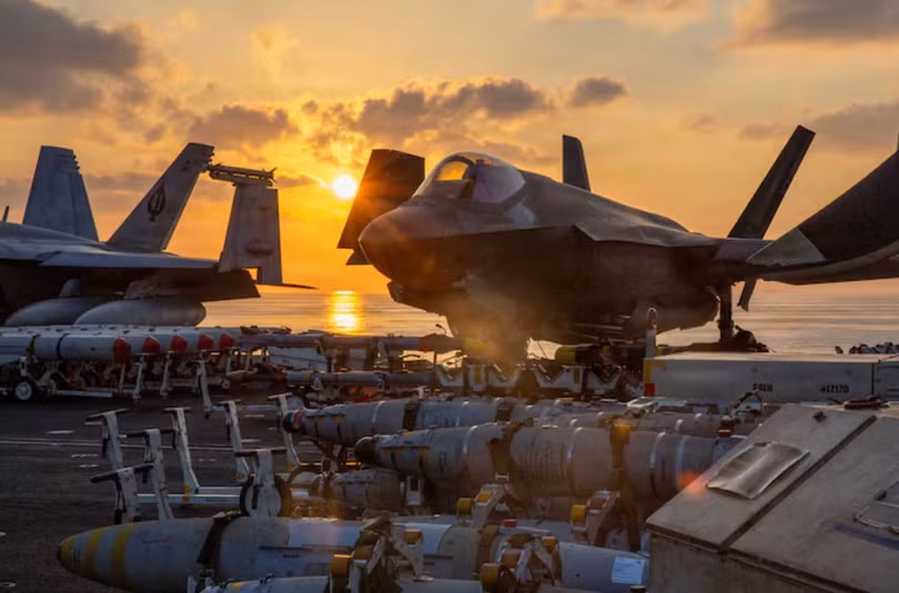 Một chiếc máy bay F-35C Lightning II của Mỹ đang chuẩn bị cho các hoạt động bay trên boong tàu sân bay lớp Nimitz USS Abraham Lincoln nhằm hỗ trợ cuộc tấn công vào Iran từ một địa điểm không được tiết lộ vào ngày 3/3. Ảnh: Reuters.