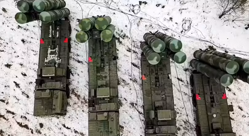 Hệ thống phòng không S-400 do Nga sản xuất. Ảnh: MW.