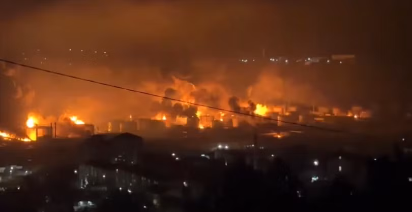 Các vụ cháy bùng phát sau cuộc tấn công bằng máy bay không người lái của Ukraine tại Tuapse. Ảnh: MW.