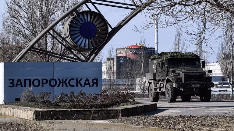Hình ảnh nhà máy điện hạt nhân Zaporizhzhia và một xe bọc thép của Nga gần Energodar, vùng Zaporizhzhia ngày 7/2/2024. Ảnh: RIA.