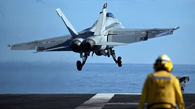 Một máy bay chiến đấu cất cánh từ tàu sân bay USS Gerald Ford. Ảnh: Getty.