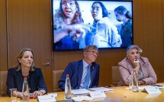 Đại sứ Tây Ban Nha tại Israel, Ana Salomon Perez (trái), Đại sứ Na Uy tại Israel, Per Egil Selvaag, và Đại sứ Ireland tại Israel, Sonya McGuinness, đang xem một bộ phim về vụ bắt cóc nữ binh sĩ vào ngày 7/10/2023 từ căn cứ Nahal Oz ở Jerusalem, sau khi ba quốc gia kêu gọi thành lập nhà nước Palestine độc ​​lập. Bức ảnh chụp ngày 23/5/2024. Ảnh: Times of Israel.