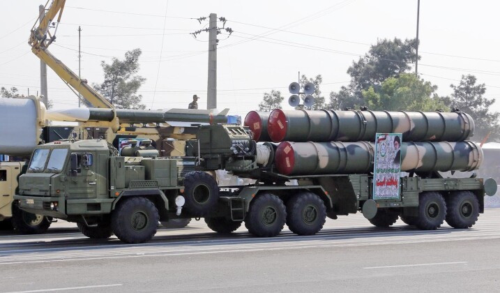 iran-dung-hang-rao-phong-khong-tam-xa-s-300-xung-quanh-thu-do-tehran-giua-vong-vay-cua-my-3.jpg