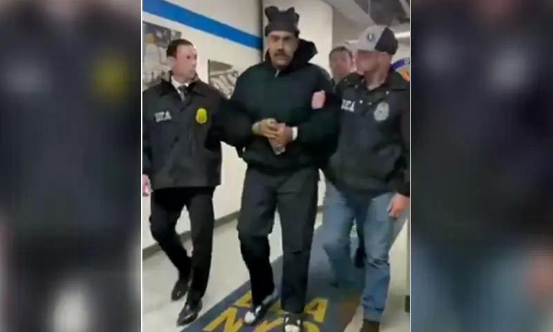 Một đoạn video được đăng tải bởi tài khoản Rapid Response 47 của Nhà Trắng trên X cho thấy Tổng thống Venezuela Nicolas Maduro được dẫn giải vào văn phòng của Cơ quan Phòng chống Ma túy Mỹ (DEA) tại New York. Ảnh: Reuters.