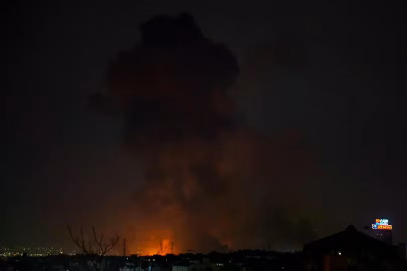 Nhiều vụ nổ xảy ra gần sân bay Mehrabad trong bối cảnh các cuộc không kích của Mỹ và Israel tại Tehran hôm 6/3. Ảnh: NYTimes.