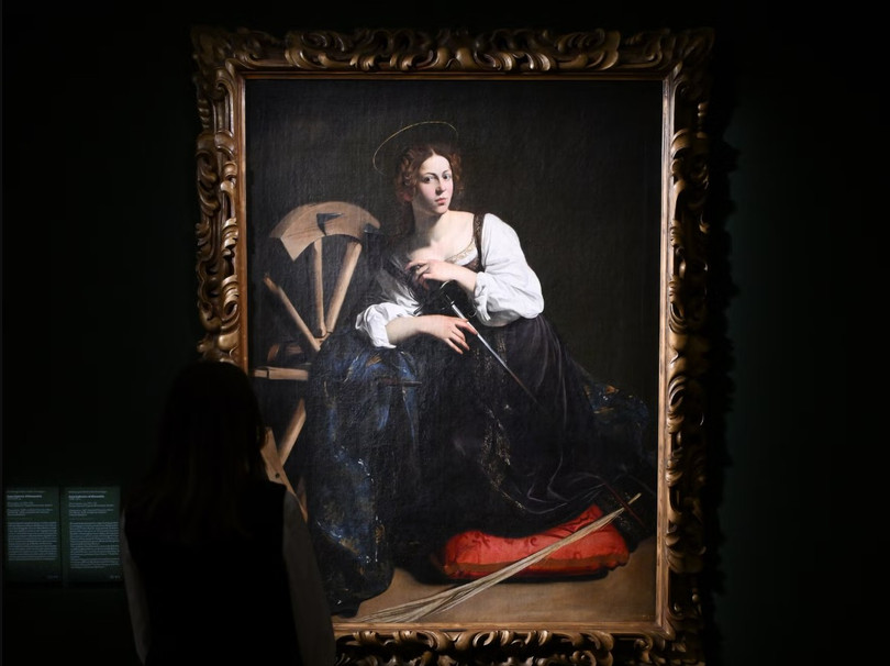 Một người đang chiêm ngưỡng bức tranh "Thánh Catherine thành Alexandria" của Caravaggio. Ảnh: PM.