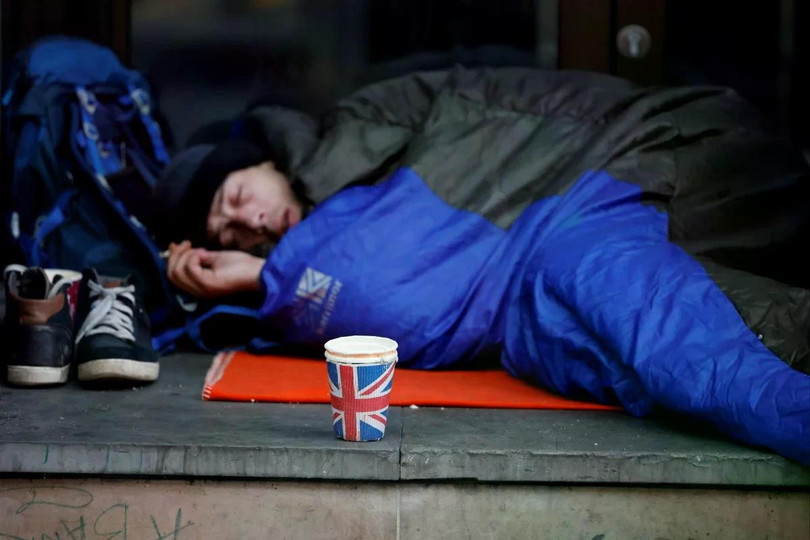 Một người vô gia cư gần quảng trường Piccadilly Circus ở trung tâm London vào năm 2020. Tình trạng nghèo đói ở Anh đã trở nên trầm trọng hơn trong những năm gần đây. Ảnh: AFP.