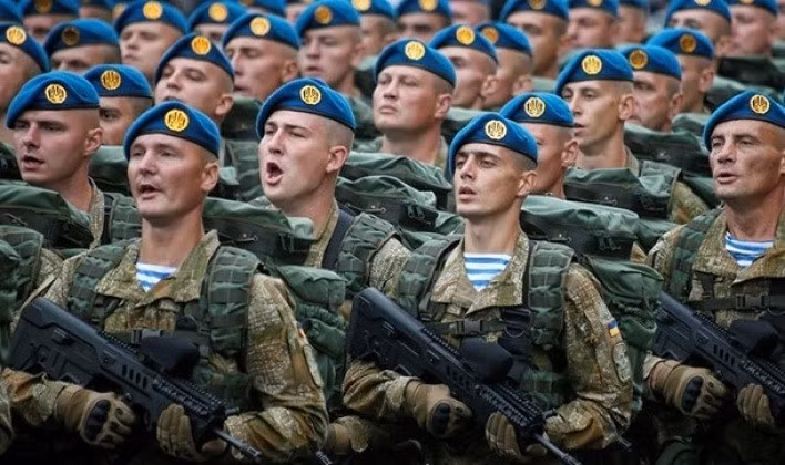 Binh sĩ Ukraine diễu binh. Ảnh: MW.