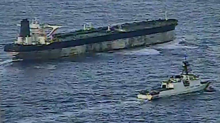 Tàu tuần tra bờ biển Mỹ hộ tống tàu chở dầu Marinera. Ảnh: Getty.