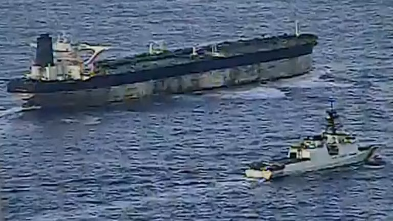 Tàu tuần tra bờ biển Mỹ hộ tống tàu chở dầu Marinera. Ảnh: Getty.