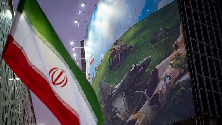 Một tấm bảng có hình ảnh vận động chống Mỹ ở Tehran, Iran. Ảnh: Getty.