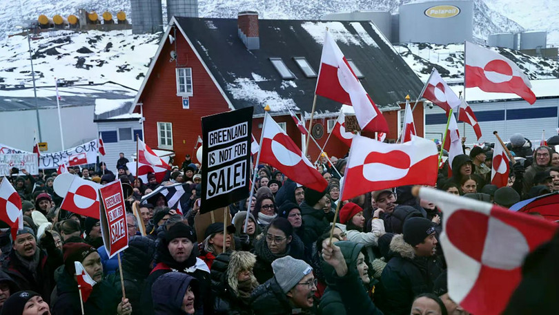 Người dân cầm cờ Greenland tập trung trước lãnh sự quán Mỹ để phản đối Tổng thống Mỹ Donald Trump và ý định tuyên bố sáp nhập Greenland của ông, ngày 17/1. Ảnh: Getty.