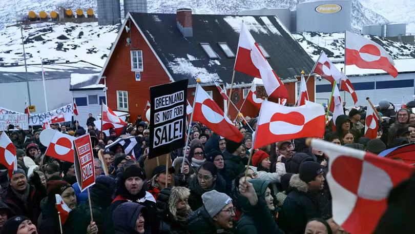 Người dân cầm cờ Greenland tập trung trước lãnh sự quán Mỹ để phản đối Tổng thống Mỹ Donald Trump và ý định tuyên bố sáp nhập Greenland của ông, ngày 17/1. Ảnh: Getty.