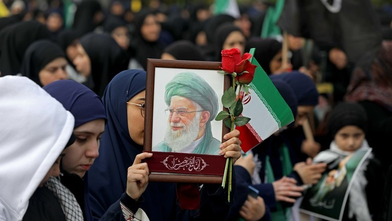 Người dân ở Tehran, Iran cầm ảnh chân dung của ông Khamenei. Ảnh: Getty.