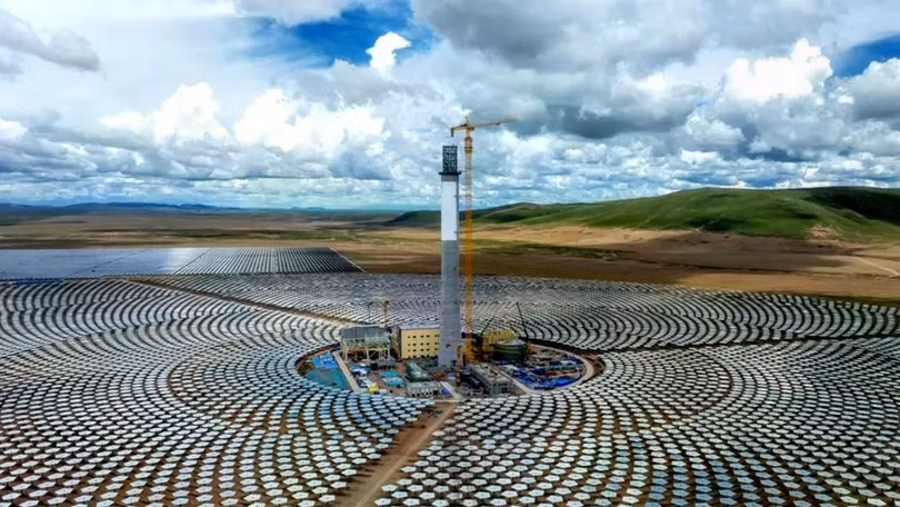 Một nhà máy nhiệt điện mặt trời dạng tháp công suất 100 MW tại huyện Amdo, thành phố Nagqu, Khu tự trị Tây Tạng, tây nam Trung Quốc. Ảnh: People's Daily.
