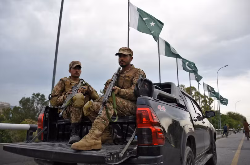 Quân đội tuần tra trên một con đường khi Pakistan chuẩn bị đăng cai vòng đàm phán hòa bình thứ hai giữa Mỹ và Iran tại Islamabad, Pakistan ngày 24/4. Ảnh: Reuters.