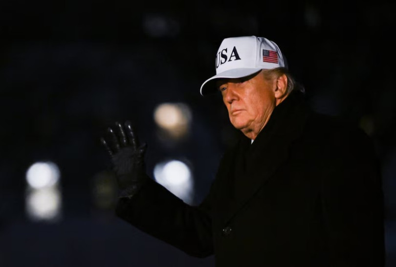 Tổng thống Mỹ Donald Trump vẫy tay khi ông bước đến bãi cỏ phía Nam của Nhà Trắng ở Washington, Mỹ, ngày 27/1. Ảnh: Reuters.