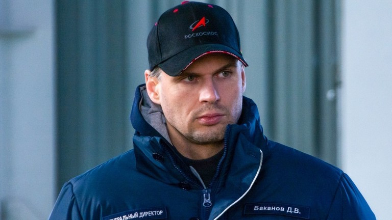 Giám đốc Roscosmos, ông Dmitry Bakanov, tham quan sân bay vũ trụ Vostochny ở Vùng Amur của Nga. Ảnh: RT.