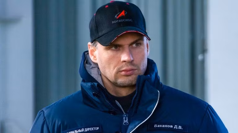 Giám đốc Roscosmos, ông Dmitry Bakanov, tham quan sân bay vũ trụ Vostochny ở Vùng Amur của Nga. Ảnh: RT.