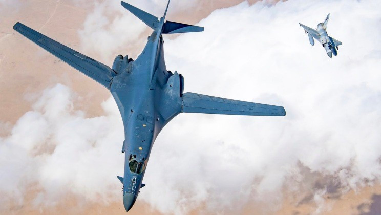 Máy bay ném bom B-1B được máy bay chiến đấu Qatar hộ tống. Ảnh: MW.