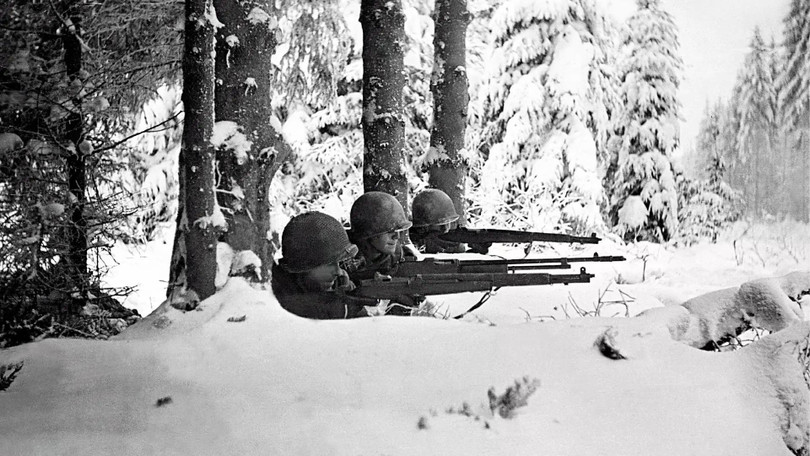 Ba binh sĩ Mỹ trong tuyết trong trận đánh Ardennes, Bỉ, Thế chiến II, tháng 1/1945. Ảnh: Getty.