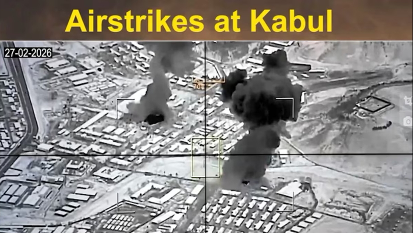 Bức ảnh tĩnh được trích từ video hôm 27/2 cho thấy khói bốc lên sau cuộc không kích của Pakistan nhằm vào Kabul, Afghanistan. Ảnh: Reuters.