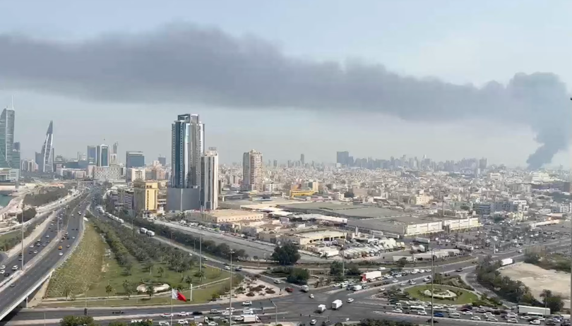 Khói đen dày đặc bốc lên tại căn cứ hải quân Mỹ ở Bahrain khi giới chức báo cáo máy bay không người lái và mảnh vỡ tên lửa đã tấn công các khu dân cư ở Manama và một thành phố khác. Ảnh: Reuters.
