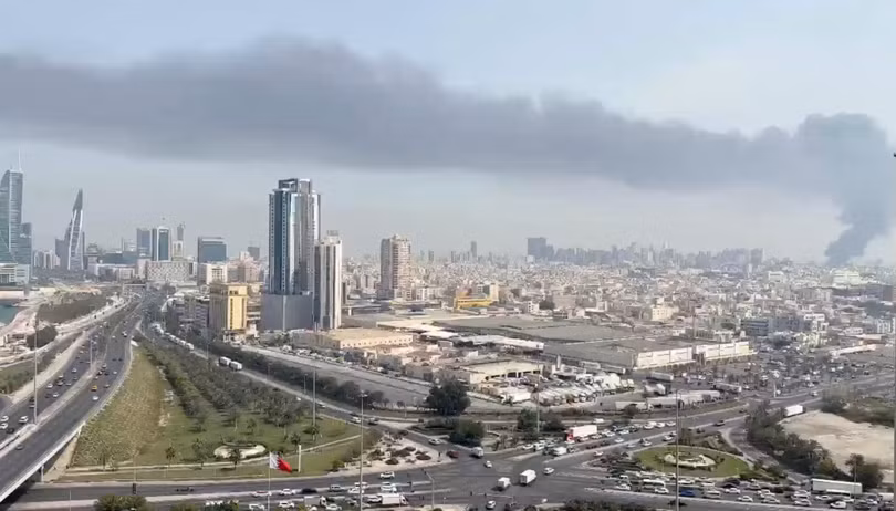 Khói đen dày đặc bốc lên tại căn cứ hải quân Mỹ ở Bahrain khi giới chức báo cáo máy bay không người lái và mảnh vỡ tên lửa đã tấn công các khu dân cư ở Manama và một thành phố khác. Ảnh: Reuters.
