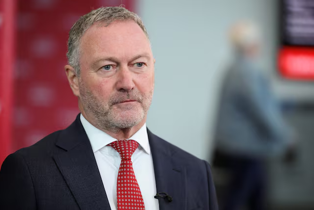 Bộ trưởng Nhà ở, Cộng đồng và Chính quyền địa phương Anh, Steve Reed, đang quan sát khi phát biểu trước báo chí vào ngày đầu tiên của hội nghị thường niên của Đảng Lao động Anh, tại Liverpool, Anh ngày 28/9/2025. Ảnh: Reuters.