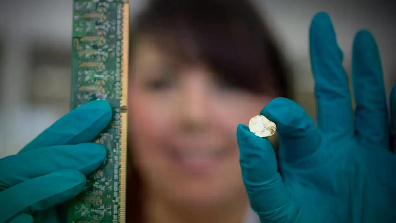 Các nhà khoa học tìm cách chiết xuất vàng từ rác điện tử. Ảnh: IE.