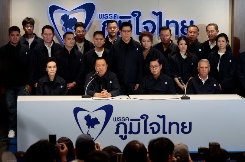 Ông Anutin Charnvirakul, lãnh đạo đảng Bhumjaithai và ứng cử viên Thủ tướng, phát biểu trong cuộc họp báo tại trụ sở đảng vào ngày tổng tuyển cử, tại Bangkok, Thái Lan ngày 8/2. Ảnh: Reuters.