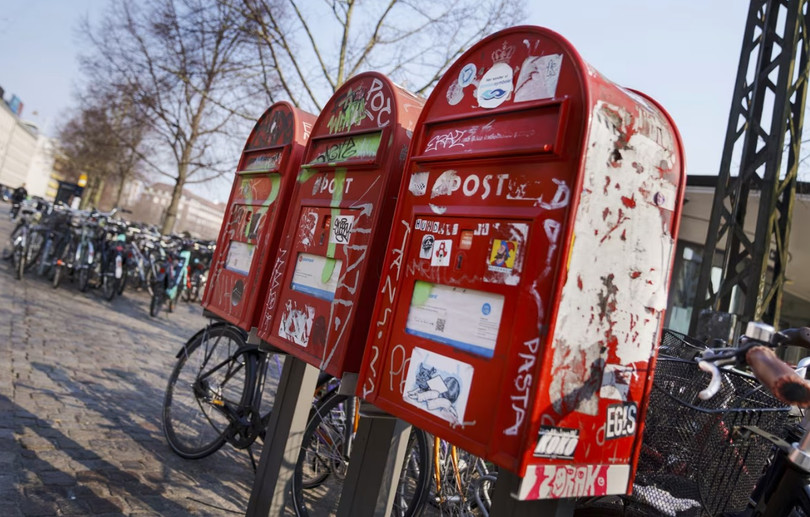 Các hộp thư đã bị dỡ bỏ trên khắp Đan Mạch. Ảnh: EPA.