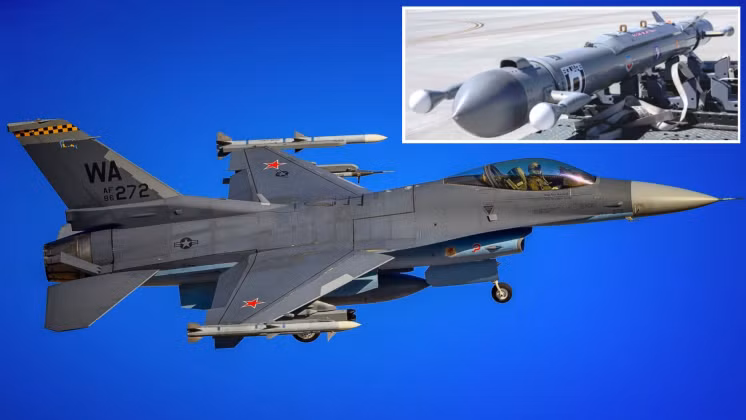 Máy bay chiến đấu F-16 và thiết bị tác chiến điện tử Angry Kitten. Ảnh: MW.
